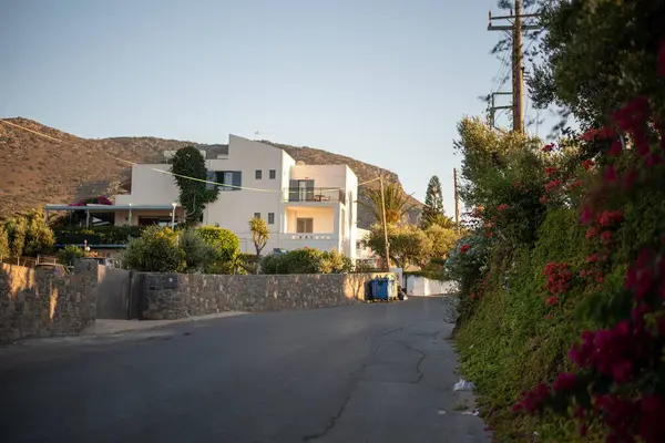 Yunanistan 'ın Girit kentindeki Hersonissos kentindeki dar Yunan caddeleri, büyüleyici beyazlatılmış binalar, renkli çiçekler ve hareketli yerel dükkanlarla dolu..