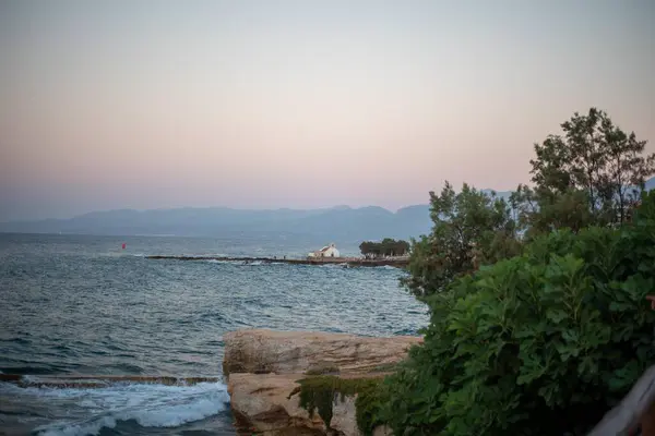 Yunanistan 'ın Girit adasındaki Hersonissos şehrinin kıyısında ince altın kumu ve hafif dalgaları olan bir sahil..