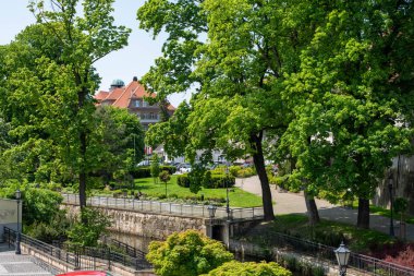 Polonya 'nın Klodzko kentindeki Nysa nehrinin su kanalları, ortaçağ köprüleri ve büyüleyici mimari manzaralı tarihi kasabanın etrafında akıyor..