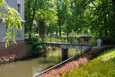 Polonya 'nın Klodzko kentindeki Nysa nehrinin su kanalları, ortaçağ köprüleri ve büyüleyici mimari manzaralı tarihi kasabanın etrafında akıyor..
