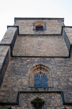 Polonya 'nın Klodzko kentinin mimarisi, zengin tarihini yansıtan ortaçağ binaları, büyüleyici caddeler ve canlı cephelerin bir karışımını barındırıyor..