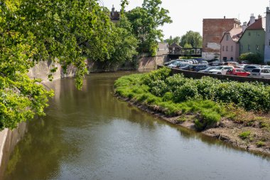 Polonya 'nın Klodzko kentindeki Nysa nehrinin su kanalları, ortaçağ köprüleri ve büyüleyici mimari manzaralı tarihi kasabanın etrafında akıyor..