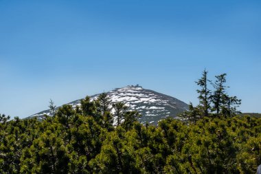 Karkonosze Dağları 'ndaki Snezhka Dağı' nın zirvesinde Polonya ve Çek Cumhuriyeti sınırına uzanan çarpıcı manzaralı bir gözlemevi yer alıyor..