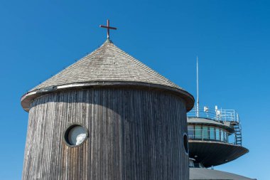 Karkonosze Dağları 'ndaki Snezhka Dağı' nın zirvesinde Polonya ve Çek Cumhuriyeti sınırına uzanan çarpıcı manzaralı bir gözlemevi yer alıyor..