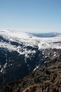 Snezhka Dağı 'ndan Karkonosze Dağları' nın Çek tarafına doğru nefes kesici bir manzara Karkonosze Ulusal Parkı 'nın doğal güzelliğini gözler önüne seriyor..