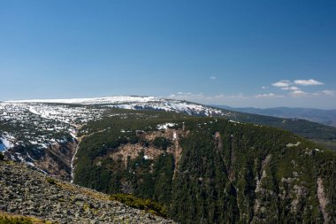 Snezhka Dağı 'ndan Karkonosze Dağları' nın Polonya tarafına doğru nefes kesici bir manzara Karkonosze Ulusal Parkı 'nın çarpıcı manzaralarını vurguluyor..