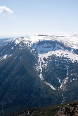 Snezhka Dağı 'ndan Karkonosze Dağları' nın Çek tarafına doğru nefes kesici bir manzara Karkonosze Ulusal Parkı 'nın doğal güzelliğini gözler önüne seriyor..