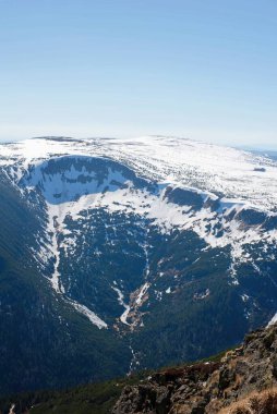 Snezhka Dağı 'ndan Karkonosze Dağları' nın Çek tarafına doğru nefes kesici bir manzara Karkonosze Ulusal Parkı 'nın doğal güzelliğini gözler önüne seriyor..