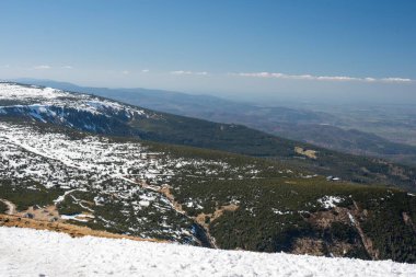 Snezhka Dağı 'ndan Karkonosze Dağları' nın Polonya tarafına doğru nefes kesici bir manzara Karkonosze Ulusal Parkı 'nın çarpıcı manzaralarını vurguluyor..