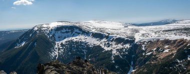 Snezhka Dağı 'ndan Karkonosze Dağları' nın Çek tarafına doğru nefes kesici bir manzara Karkonosze Ulusal Parkı 'nın doğal güzelliğini gözler önüne seriyor..