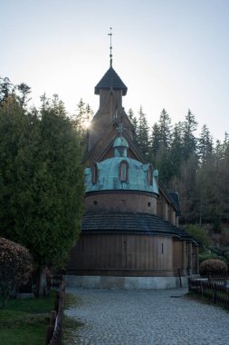 Polonya 'nın Karpacz kentindeki Viking tarzı bir kilisede, tarihi işçilik ve bölgenin kültür mirasını yansıtan ahşap mimari sergiler.