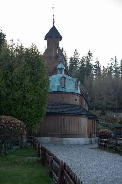 Polonya 'nın Karpacz kentindeki Viking tarzı bir kilisede, tarihi işçilik ve bölgenin kültür mirasını yansıtan ahşap mimari sergiler.