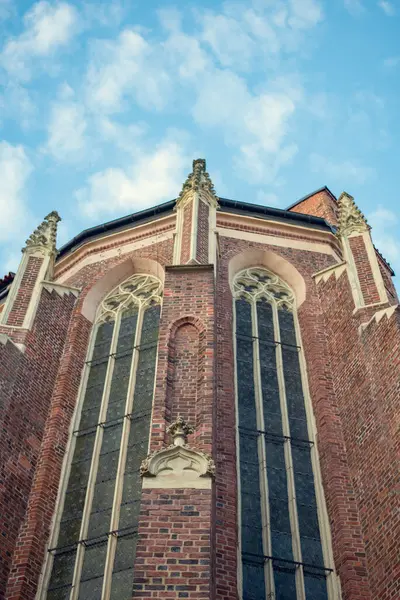 Wroclaw, Polonya 'daki St. Stanislaus, St. Dorothy ve St. Wenceslaus Kilisesi çarpıcı Gotik mimari ve karmaşık tarihi ayrıntıları sergiliyor..