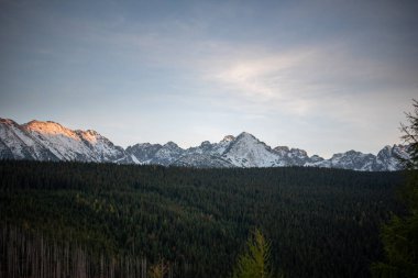 Polonya 'nın Zakopane kentindeki Kopieniec Dağı' nın tepesinde gün batımı, Tatra Dağları 'nın üzerine sıcak bir ışık saçıyor. Canlı renkleri ve nefes kesici manzaralarıyla doğa severleri büyüleyen çarpıcı bir manzara yaratıyor..