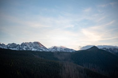 Polonya 'nın Zakopane kentindeki Kopieniec Dağı' nın tepesinde gün batımı, Tatra Dağları 'nın üzerine sıcak bir ışık saçıyor. Canlı renkleri ve nefes kesici manzaralarıyla doğa severleri büyüleyen çarpıcı bir manzara yaratıyor..