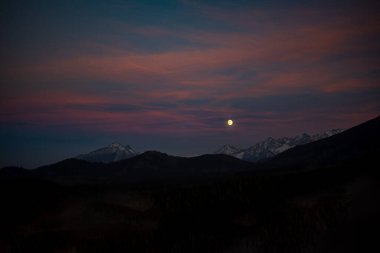 Polonya 'nın Zakopane kentindeki Kopieniec Dağı' nın tepesinde gün batımı, Tatra Dağları 'nın üzerine sıcak bir ışık saçıyor. Canlı renkleri ve nefes kesici manzaralarıyla doğa severleri büyüleyen çarpıcı bir manzara yaratıyor..