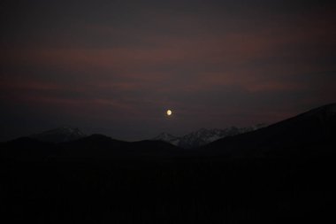 Polonya 'nın Zakopane kentindeki Kopieniec Dağı' nın tepesinde gün batımı, Tatra Dağları 'nın üzerine sıcak bir ışık saçıyor. Canlı renkleri ve nefes kesici manzaralarıyla doğa severleri büyüleyen çarpıcı bir manzara yaratıyor..