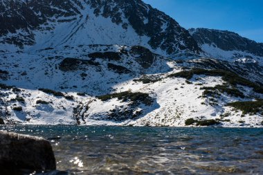 Polonya 'nın Tatra Dağları, Beş Göl Vadisi' ndeki benzersiz bir göl manzarası engebeli tepeler ve yemyeşil yeşilliklerle çevrili çarpıcı bir dağ güzelliğini gözler önüne seriyor.