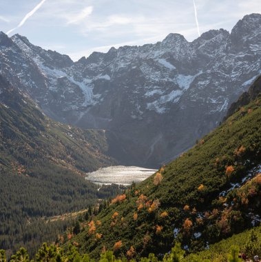 Tatra Dağları 'ndaki Morskie Oko Gölü, Zakopane, Polonya, temiz zümrüt suları ve çarpıcı dağ zeminiyle doğaya barışçıl bir kaçış sunuyor..