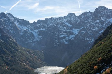 Tatra Dağları 'ndaki Morskie Oko Gölü, Zakopane, Polonya, temiz zümrüt suları ve çarpıcı dağ zeminiyle doğaya barışçıl bir kaçış sunuyor..