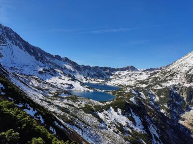 Polonya 'nın Tatra Dağları, Beş Göl Vadisi' ndeki benzersiz bir göl manzarası engebeli tepeler ve yemyeşil yeşilliklerle çevrili çarpıcı bir dağ güzelliğini gözler önüne seriyor.