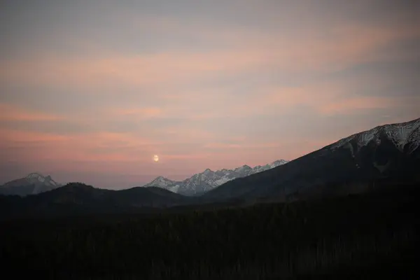 Polonya 'nın Zakopane kentindeki Kopieniec Dağı' nın tepesinde gün batımı, Tatra Dağları 'nın üzerine sıcak bir ışık saçıyor. Canlı renkleri ve nefes kesici manzaralarıyla doğa severleri büyüleyen çarpıcı bir manzara yaratıyor..
