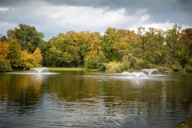Wroclaw, Polonya 'daki Park Poludniowy manzaralı yürüyüş yolları, göletleri ve canlı yeşillikleriyle yemyeşil bir inziva alanı..