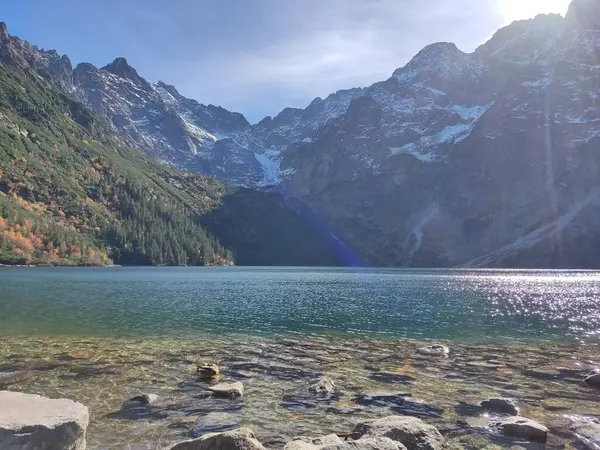 Tatra Dağları 'ndaki Morskie Oko Gölü, Zakopane, Polonya, temiz zümrüt suları ve çarpıcı dağ zeminiyle doğaya barışçıl bir kaçış sunuyor..
