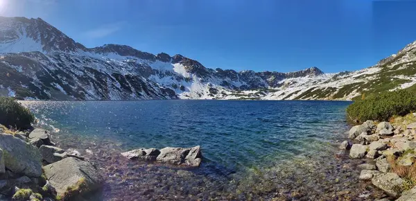 Tatra Dağları 'ndaki Morskie Oko Gölü, Zakopane, Polonya, temiz zümrüt suları ve çarpıcı dağ zeminiyle doğaya barışçıl bir kaçış sunuyor..