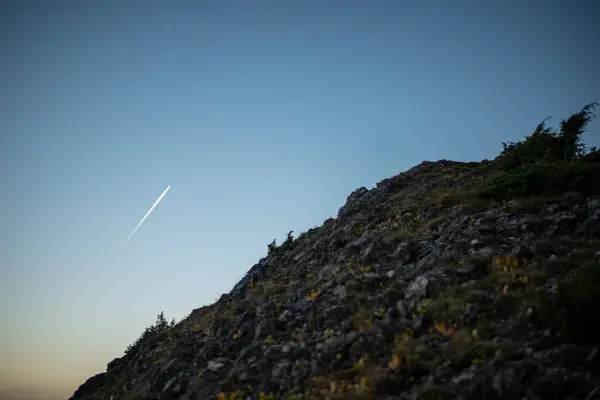 Polonya 'nın Zakopane kentindeki Kopieniec Dağı' nın tepesinde gün batımı, Tatra Dağları 'nın üzerine sıcak bir ışık saçıyor. Canlı renkleri ve nefes kesici manzaralarıyla doğa severleri büyüleyen çarpıcı bir manzara yaratıyor..
