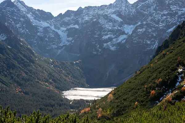 Tatra Dağları 'ndaki Morskie Oko Gölü, Zakopane, Polonya, temiz zümrüt suları ve çarpıcı dağ zeminiyle doğaya barışçıl bir kaçış sunuyor..