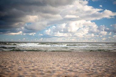 Kuzey Polonya 'daki Baltık Denizi kıyı şeridinde büyüleyici kumsallar, pitoresk kumullar ve yemyeşil alanlar, doğa severler ve plaja gidenler için huzurlu bir kaçış sunuyor..