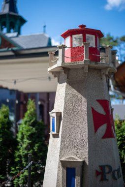 Polonya 'nın Miedzyzdroje kentindeki deniz feneri, Baltık kıyısı boyunca gururla duruyor, parlak ışıklarıyla gemilere rehberlik ediyor ve denizin nefes kesici manzarasını ve çevresini gösteriyor..