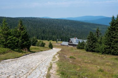 Karkonosze 'nin Szrenica zirvesinin tepesindeki dağ sığınağı büyüleyici dağlık manzaralı samimi bir geri çekilme sunuyor
