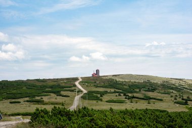 Sniezne Kotly ve Czarcia Ambona 'nın üstündeki televizyon vericisini gösteren tepe izinden çarpıcı bir manzara.