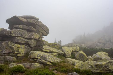 Karkonosze Dağları sisle örtülmüş sisli tepeler ve gizli vadilerden oluşan mistik bir manzara yaratır..