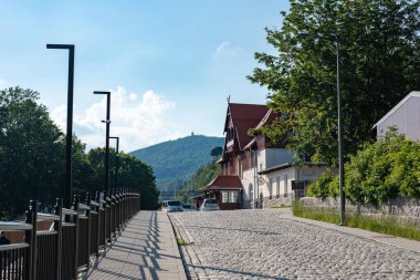 Szklarska Poreba, Polonya 'nın büyüleyici bir dağ kasabası, manzaralı manzaralar ve maceraya açılan kapılarla çevrili..