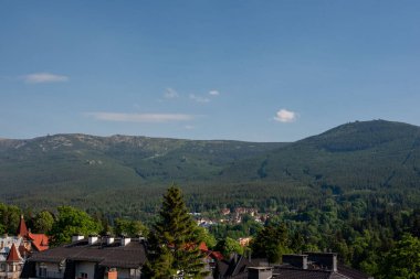 Szklarska Poreba 'dan gelen dağ manzarası Karkonosze' daki doruk ve vadilerin çarpıcı manzarasını gözler önüne seriyor..