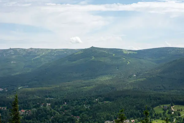 Wysoki Kamien 'in 1058 metre yüksekliğindeki Jizera Dağları' nın manzarası, kayan tepelerin nefes kesici manzaralarını ortaya çıkarıyor..