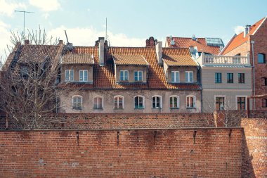 Polonya 'nın Torun kentinin ortaçağ duvarları, ortaçağdan kalma iyi korunmuş tahkimatları ve tarihi mimariyi gözler önüne seriyor..