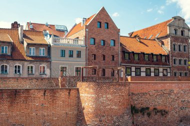 Polonya 'nın Torun kentinin ortaçağ duvarları, ortaçağdan kalma iyi korunmuş tahkimatları ve tarihi mimariyi gözler önüne seriyor..
