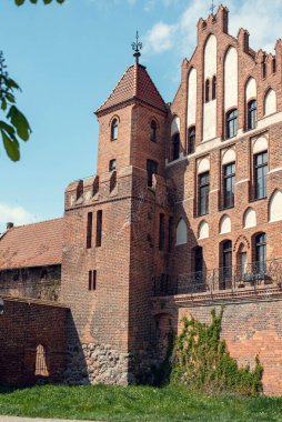 Polonya 'nın Torun kentindeki Aziz George Guildhall, bir zamanlar kasabanın tüccar ve zanaatkarları için merkezi olan çarpıcı Gotik mimarisine sahip tarihi bir binadır..