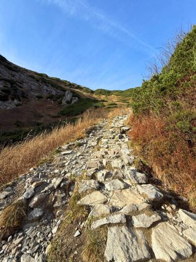 Giewont Dağı, Tatra Dağları, Polonya manzarası ve ikonik zirvesi ile ünlüdür.