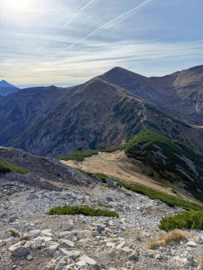 Polonya 'nın Tatra Dağları, Giewont Dağı' ndan panoramik manzara geniş manzaraları ve görkemli zirveleri gözler önüne seriyor.