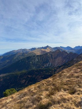 Polonya 'nın Tatra Dağları, Giewont Dağı' ndan panoramik manzara geniş manzaraları ve görkemli zirveleri gözler önüne seriyor.