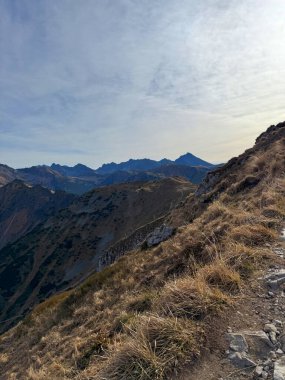 Polonya 'nın Tatra Dağları' nda 2005 metre yüksekliğindeki Kopa Kondracka nefes kesici dağlık manzaralar ve engebeli manzaralar sunuyor