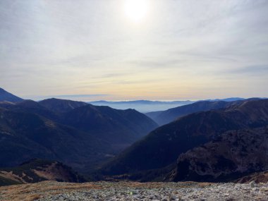 Kopa Kondracka 'dan Slovak Tatras, Slovakya' ya doğru yapılan görüntüler geniş dağlık araziler ve uzak tepeler ortaya çıkarıyor