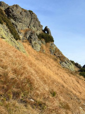 Kopa Kondracka 'dan Slovak Tatras, Slovakya' ya doğru yapılan görüntüler geniş dağlık araziler ve uzak tepeler ortaya çıkarıyor