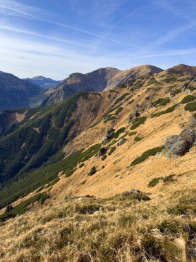 Kopa Kondracka 'dan Slovak Tatras, Slovakya' ya doğru yapılan görüntüler geniş dağlık araziler ve uzak tepeler ortaya çıkarıyor