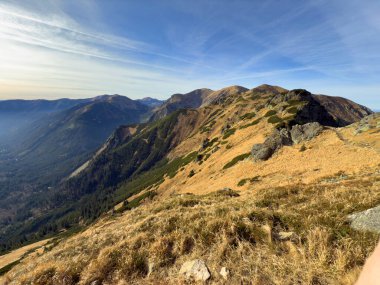 Kopa Kondracka 'dan Slovak Tatras, Slovakya' ya doğru yapılan görüntüler geniş dağlık araziler ve uzak tepeler ortaya çıkarıyor